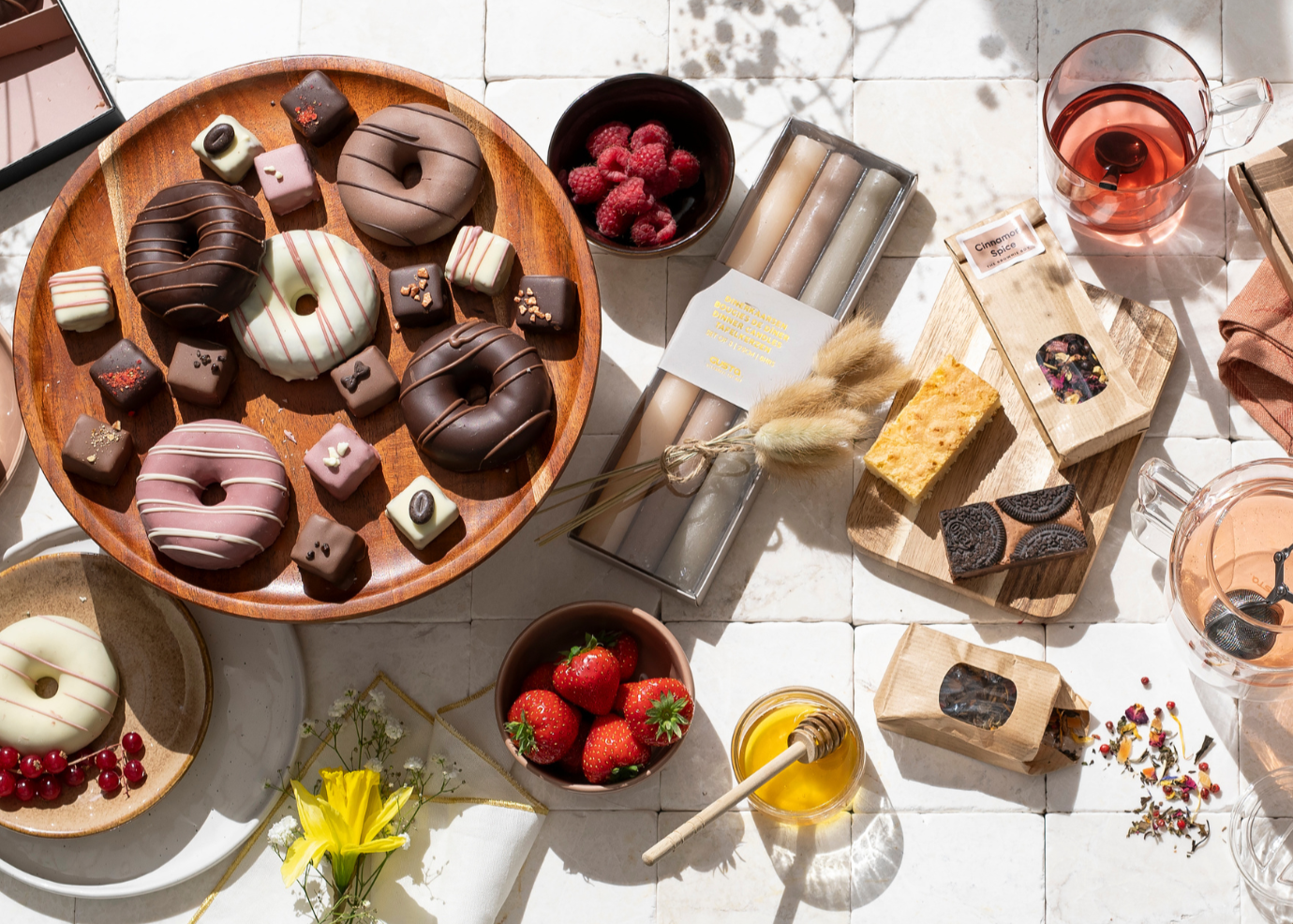 Witte ondergrond met diverse cadeautjes, bordjes en brownies