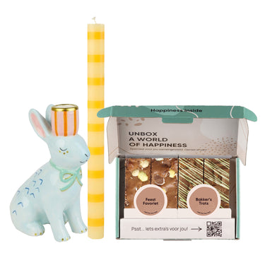 blauw paashaas met gele kaars en paasbox op witte achtergrond