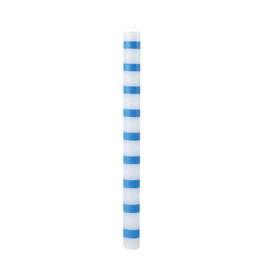 blauw met wit gestreepte kaars op witte achtergrond