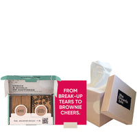 4 brownies, kaartje breakup en tissues op witte achtergrond