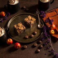 brownies met kruidnoten op een bord met kopje chocomel