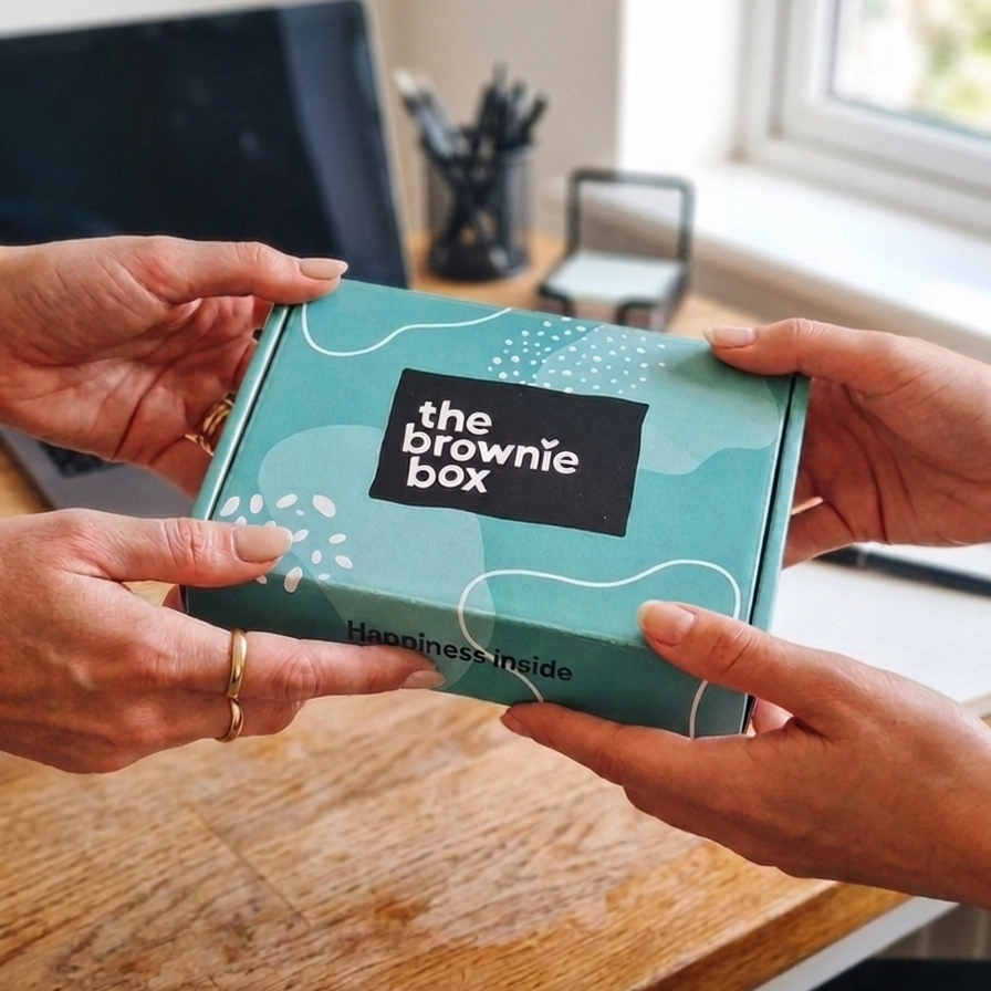 twee handen die brownie box vasthouden