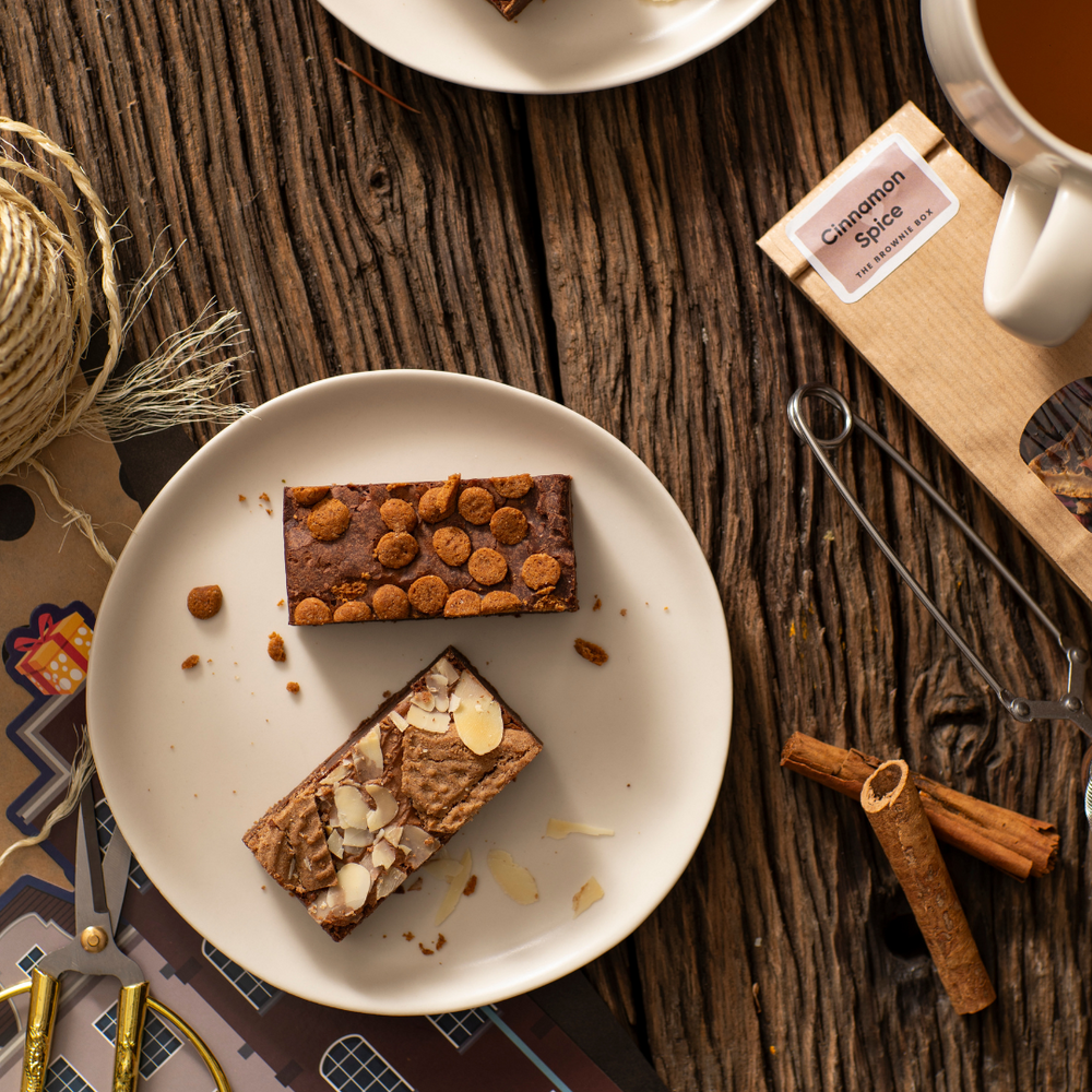 Vegan Cinnamon Spice en Vegan Speculaas en Amandel Brownies op tafel in warme sferen en op houten ondergrond