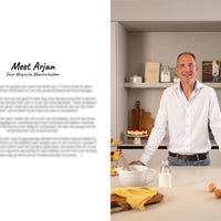 Meesterbakker Arjan in keuken met stukje tekst