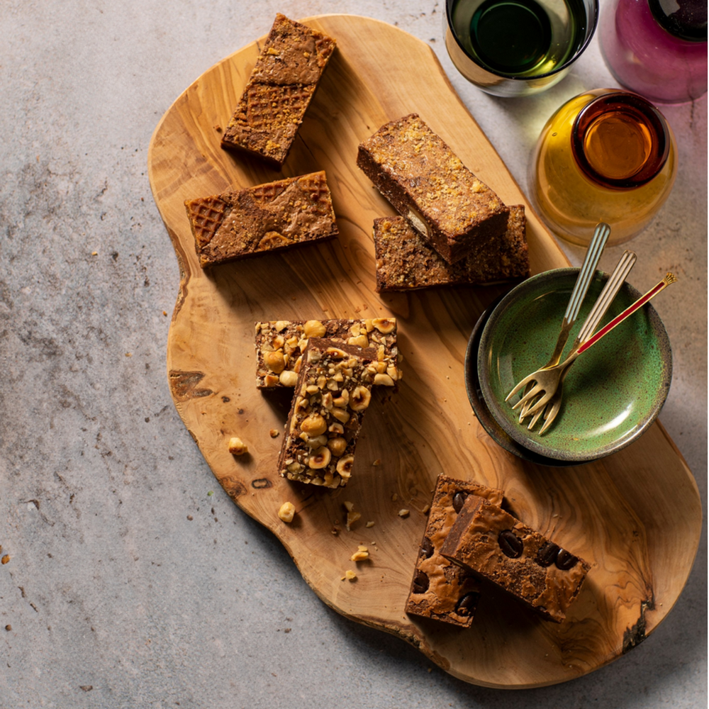 Diverse brownies op borrelplankje op rustige achtergrond