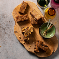 Diverse brownies op borrelplankje op rustige achtergrond