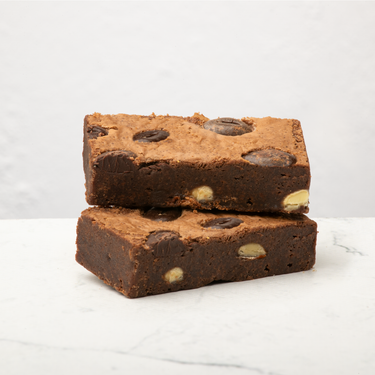 Cappuccino brownies op marble achtergrond