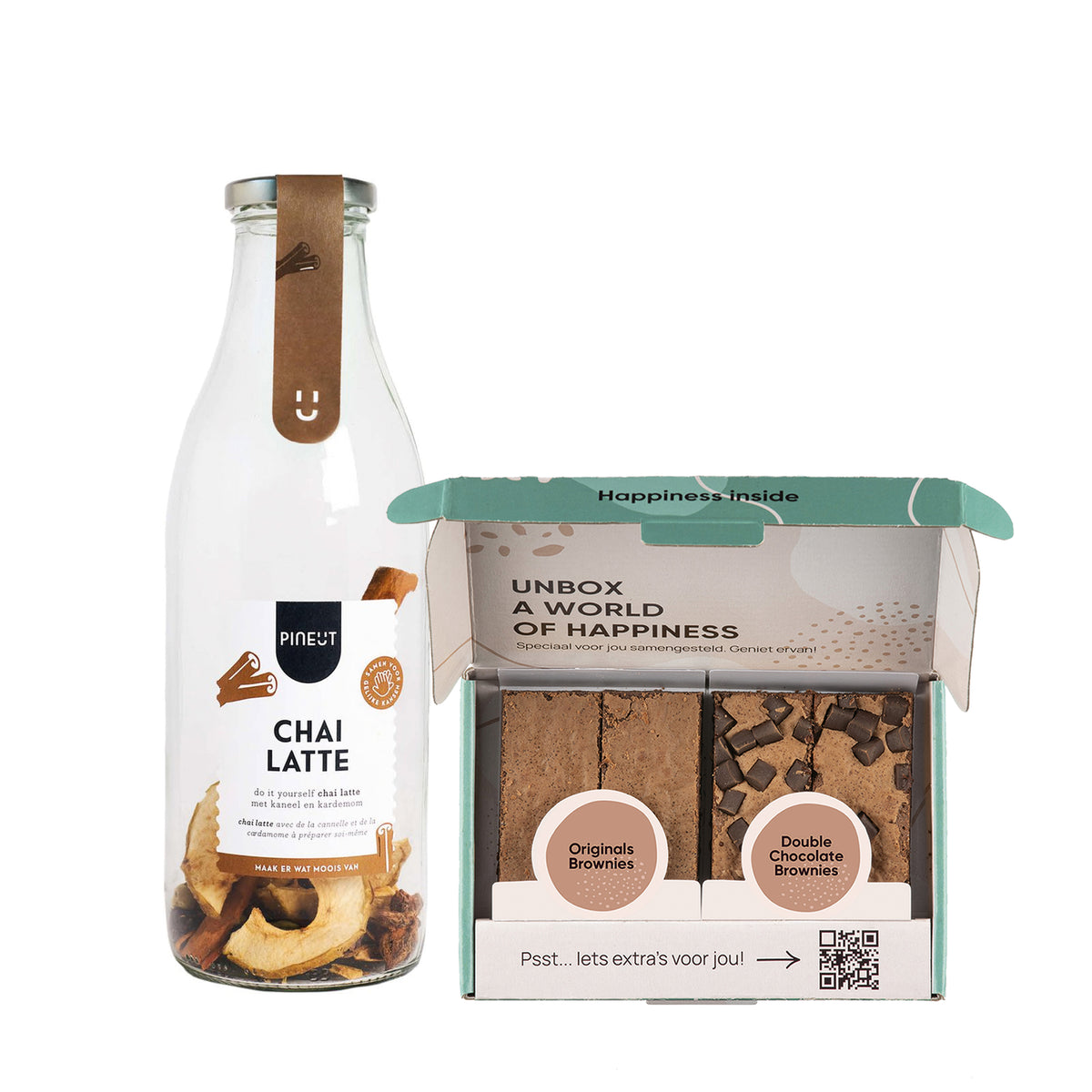 Fles Chai latte met een doosje met brownies op een witte achtergrond