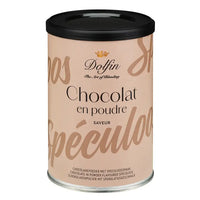 chocolademelk in beker op witte achtergrond