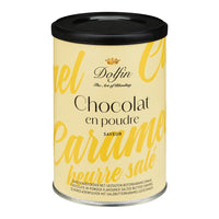 een blikje met chocolademelk poeder op een witte achtergrond