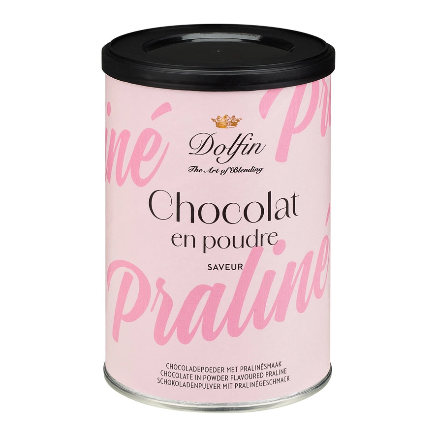 chocolademelk in een roze blikje op een witte achtergrond.