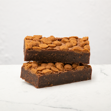 Cinnamon Spice Brownies op marble achtergrond