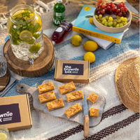 Citroen Blondies op picnick kleed met druivenlimonade en mesje.