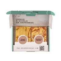 brownie box met citroen blondies en aardbeien blondies op witte achtergrond