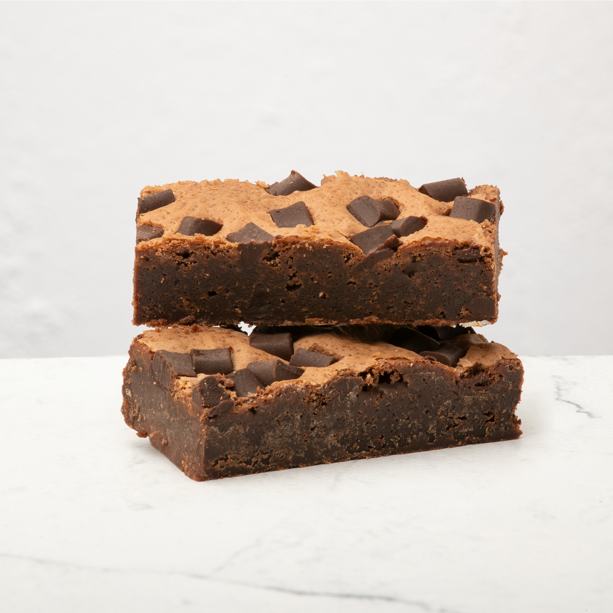 Twee brownies op elkaar met achtergrond