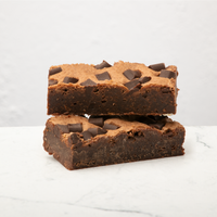 Twee brownies op elkaar met achtergrond