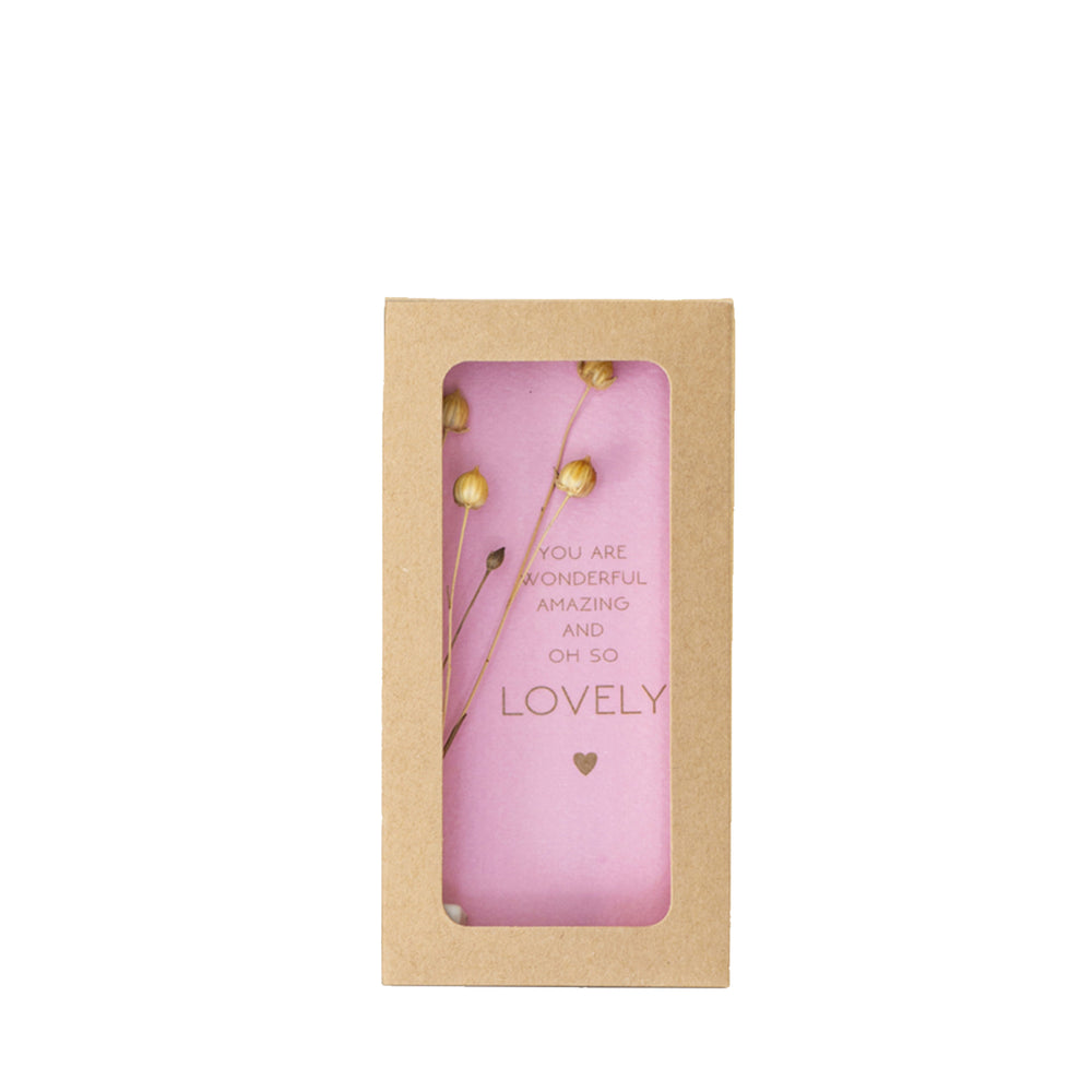 Geschenkdoosje met droogbloem in mini standaard en kaartje met daarop 'You are wonderful amazing and so lovely'.