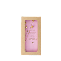 Geschenkdoosje met droogbloem in mini standaard en kaartje met daarop 'You are wonderful amazing and so lovely'.