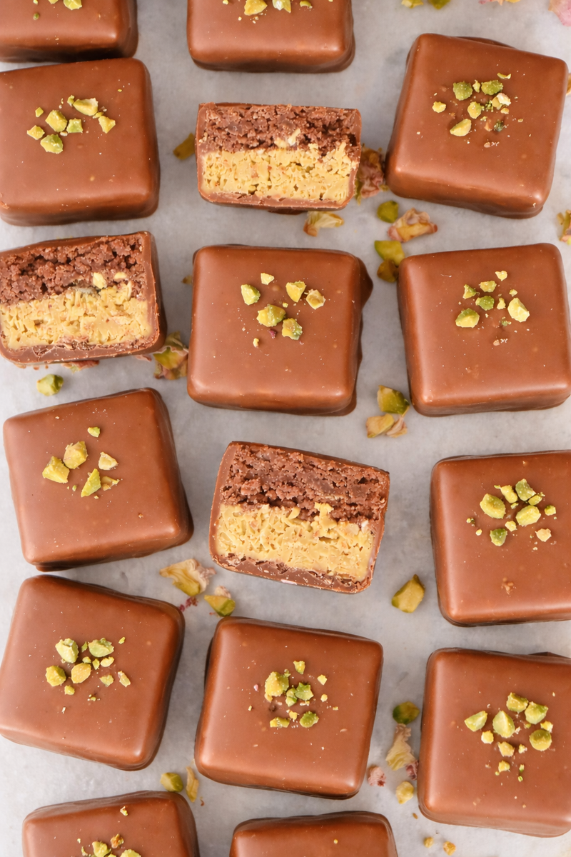 dubai bites op een grijze ondergrond