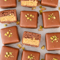 dubai bites op een grijze ondergrond