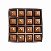 Dubai bites in doosje op witte achtergrond