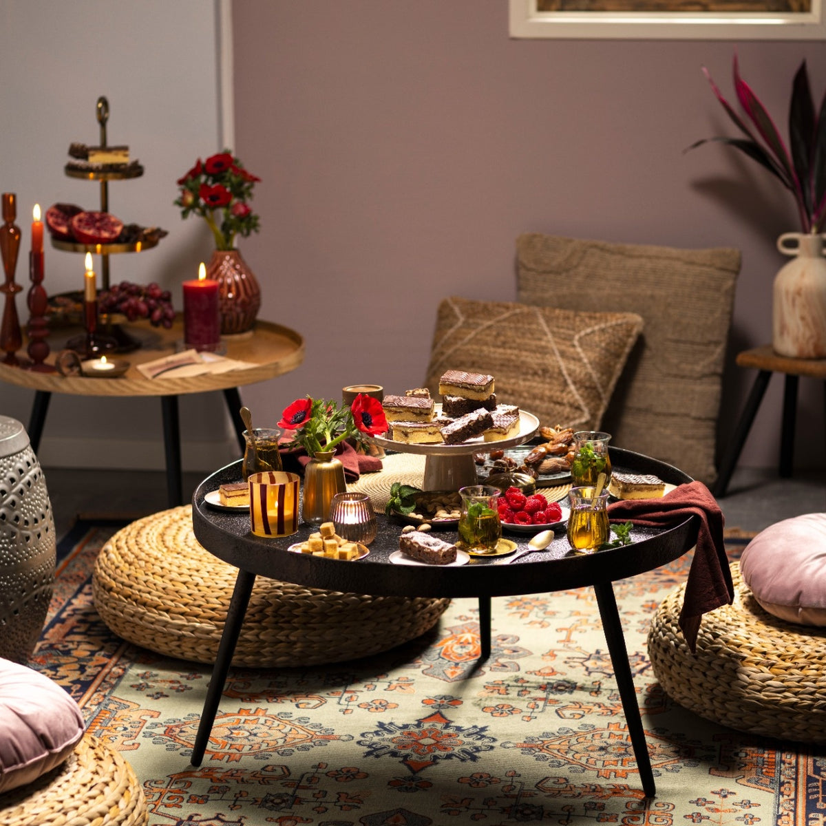 Tafel gevuld met eid chocolade en andere lekkernijen om samen van te genieten