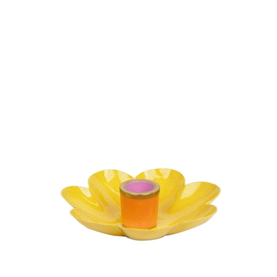 gele bloemen kaarshouder op witte achtergrond