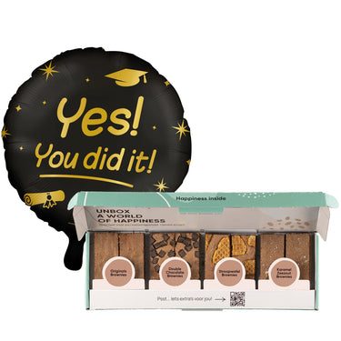 Folieballon met daarop de tekst "Yes! You did it!" en een brownie box met 8 brownies in 4 verschillende smaken.