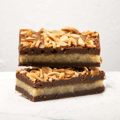 2 gevulde speculaas brownies gestapeld op marble ondergrond