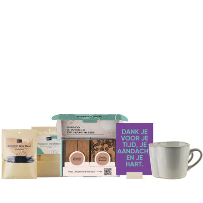 thee, theefilters, brownies, kaartje 'dank je voor je tijd, je aandacht en je hart' met gusta theemokken op witte achtergrond