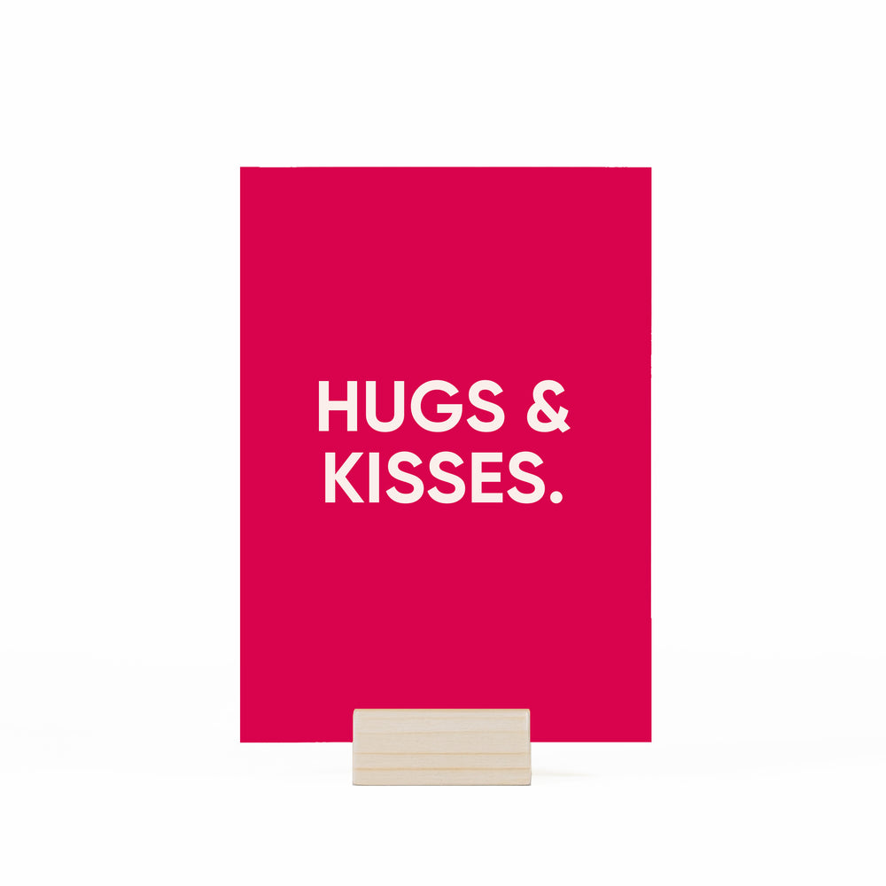 Kaart "Hugs & Kisses" in houten kaarhouder