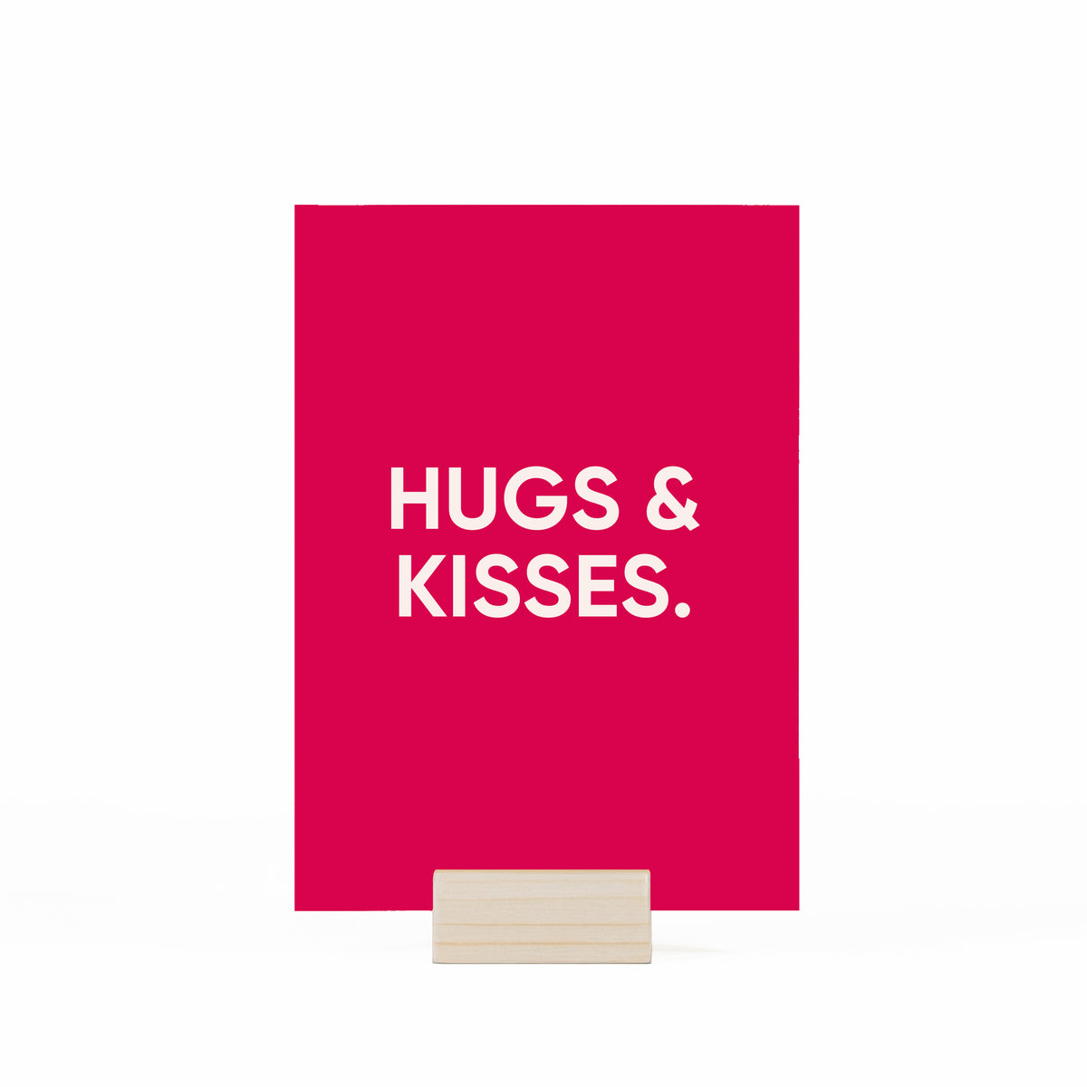 Kaart "Hugs & Kisses" in houten kaarhouder