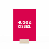 Kaart "Hugs & Kisses" in houten kaarhouder