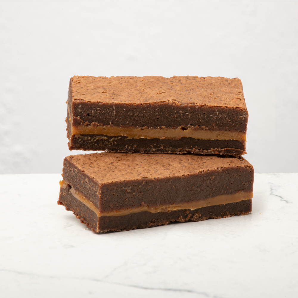 Twee karamel zeezout brownies op elkaar gestapeld
