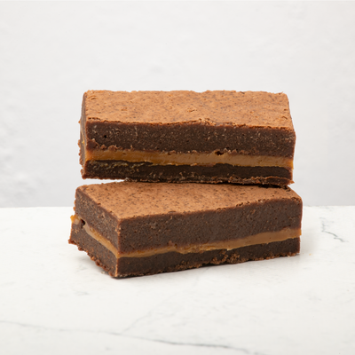 Karamel Zeezout Brownies op marmble achtergrond