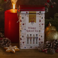 Notenkraker theeblik op een gezellig gedekte tafel in kerstsfeer. 