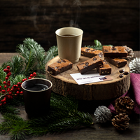 kopje thee met kerstige achtergrond en cappuccino brownies
