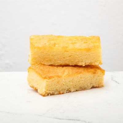 Kokos Blondies op marble achtergrond