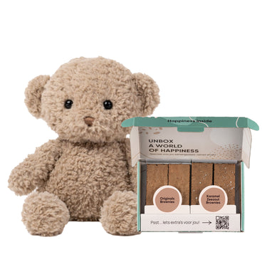 Teddybeer bruin met een browniebox met karamel zeezout brownies en originals brownies op een witte achtergrond