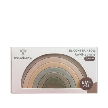 Siliconen regenboog stapeltoren in verpakking van Rammelaartje.
