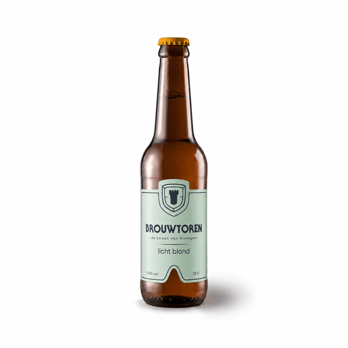 flesje bier op een witte achtergrond