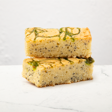 Lime Poppy Seeds Blondies op marble achtergrond