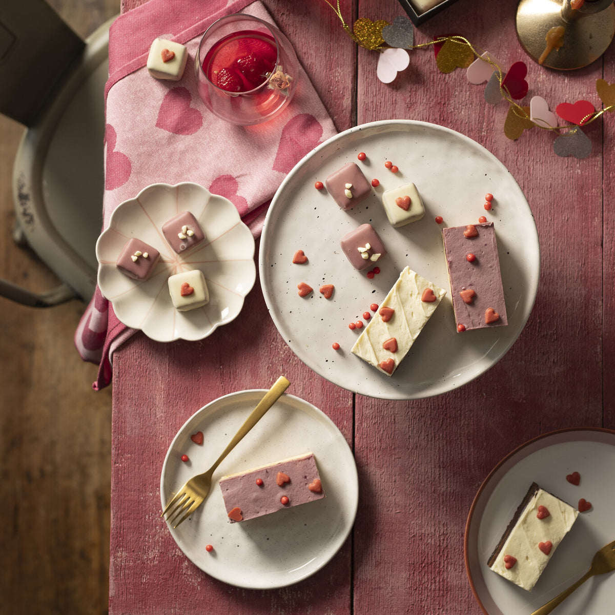 Love Brownie Bites op roze tafel met decoratie