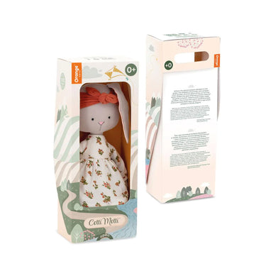 Lucy het konijn knuffel op witte achtergrond