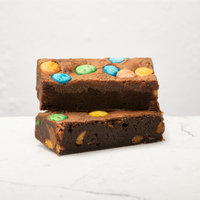 M&M Brownies op witte marble achtergrond