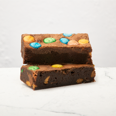 M&M Brownies op witte marble achtergrond