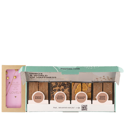 Brownie box met 8 brownies in 4 verschillende smaken met geschenkdoosje met kaartje en droogbloem in mini-klein-standaard.