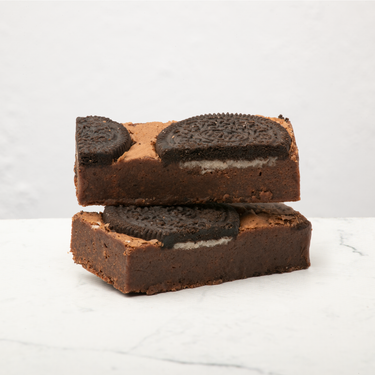 Oreo Brownies op een marmble achtergrond