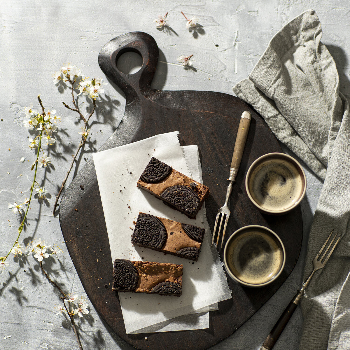 oreo brownies op een serveerplank met koffie 
