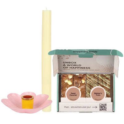 Paasbox met lichtgele kaars en roze bloemvormige kaarshouder